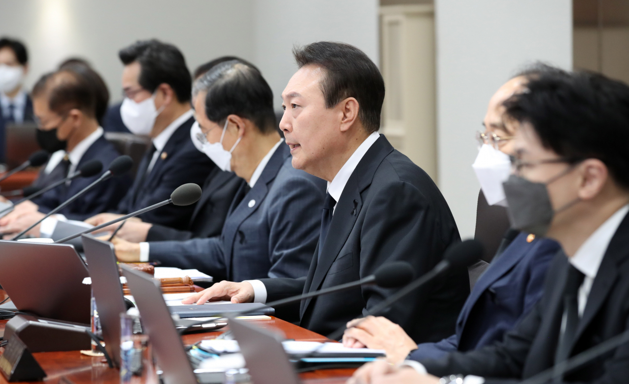 윤석열 대통령이 1일 서울 용산 대통령실 청사에서 열린 국무회의에서 발언하고 있다. [연합]