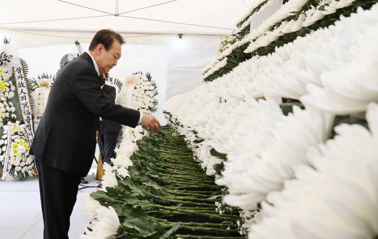 윤석열 대통령이 1일 서울 용산구 녹사평역 광장에 설치된 이태원 사고 사망자 합동분향소를 찾아 헌화하고 있다. [연합]
