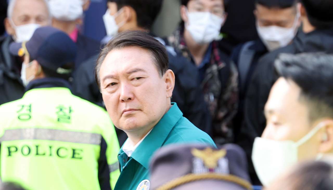 윤석열 대통령이 지난달 30일 이태원 압사 사고 현장을 둘러보고 있다. [연합]