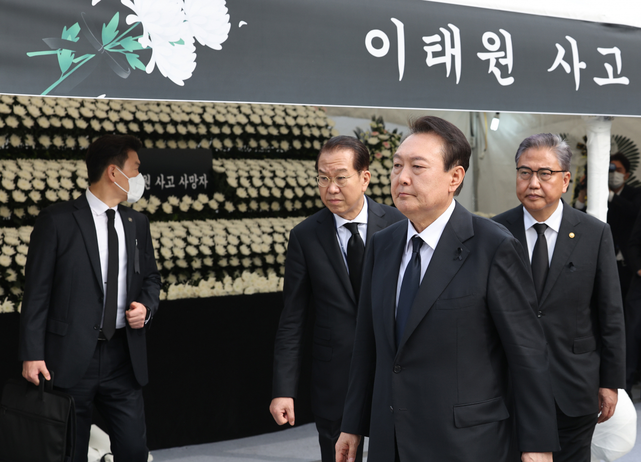 윤석열 대통령과 국무위원들이 1일 서울 용산구 녹사평역 광장에 마련된 이태원 사고 사망자 합동분향소를 찾아 조문한 뒤 이동하고 있다. [연합]
