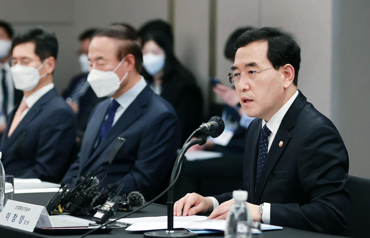 이창양 산업통상자원부 장관이 1일 서울 서초구 JW메리어트호텔에서 이차전지 업계 대표와 관련 기관 관계자가 참석한 가운데 열린 '이차전지 산업전략 원탁회의'를 주재하고 있다. [연합]