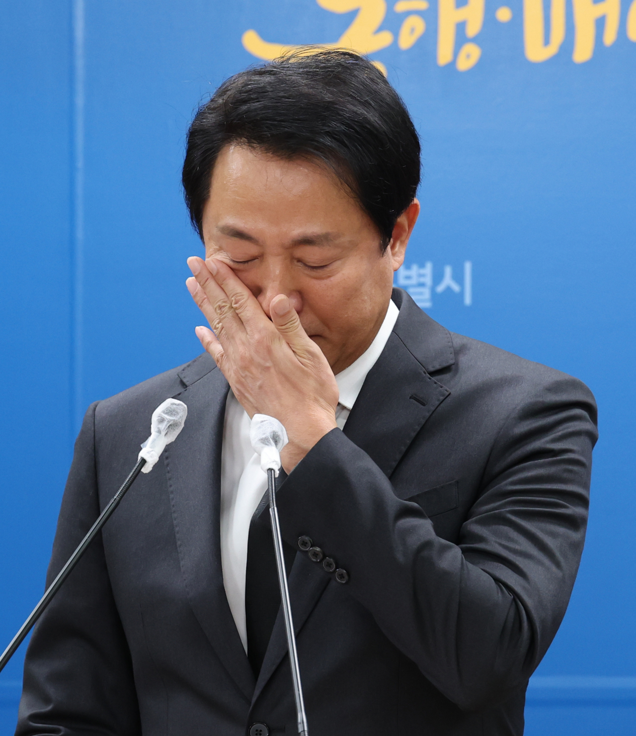 오세훈 서울시장이 1일 오후 시청에서 이태원 사고 관련 입장 발표 중 눈물을 흘리고 있다. [연합]