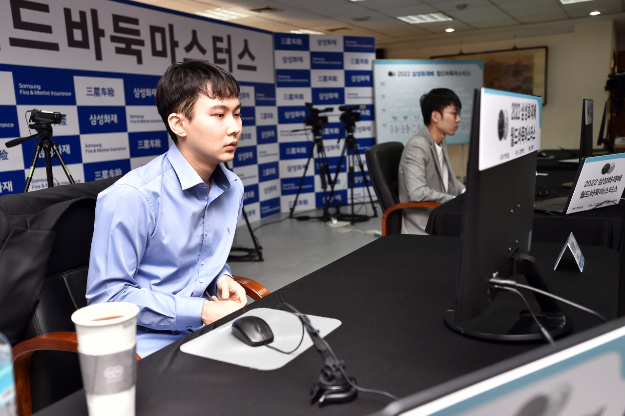 박정환 9단(왼쪽)과 신진서 9단이 8강전에서 만나게 됐다. 16강전에서 옆 자리에 앉아 대국하는 모습./한국기원 제공