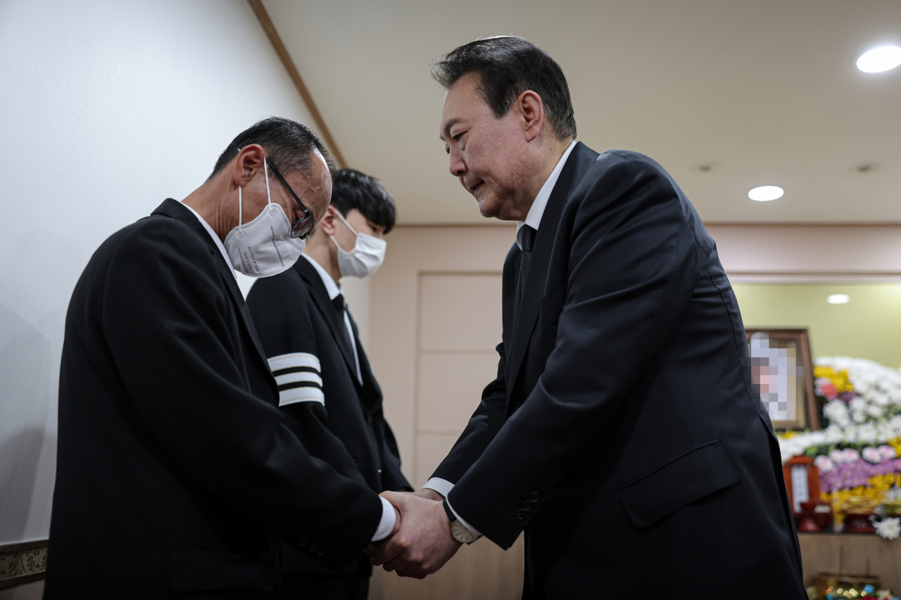 윤석열 대통령이 1일 오후 경기도 부천시 한 장례식장에 마련된 이태원 참사 희생자 빈소를 방문, 유가족을 위로하고 있다. [연합]