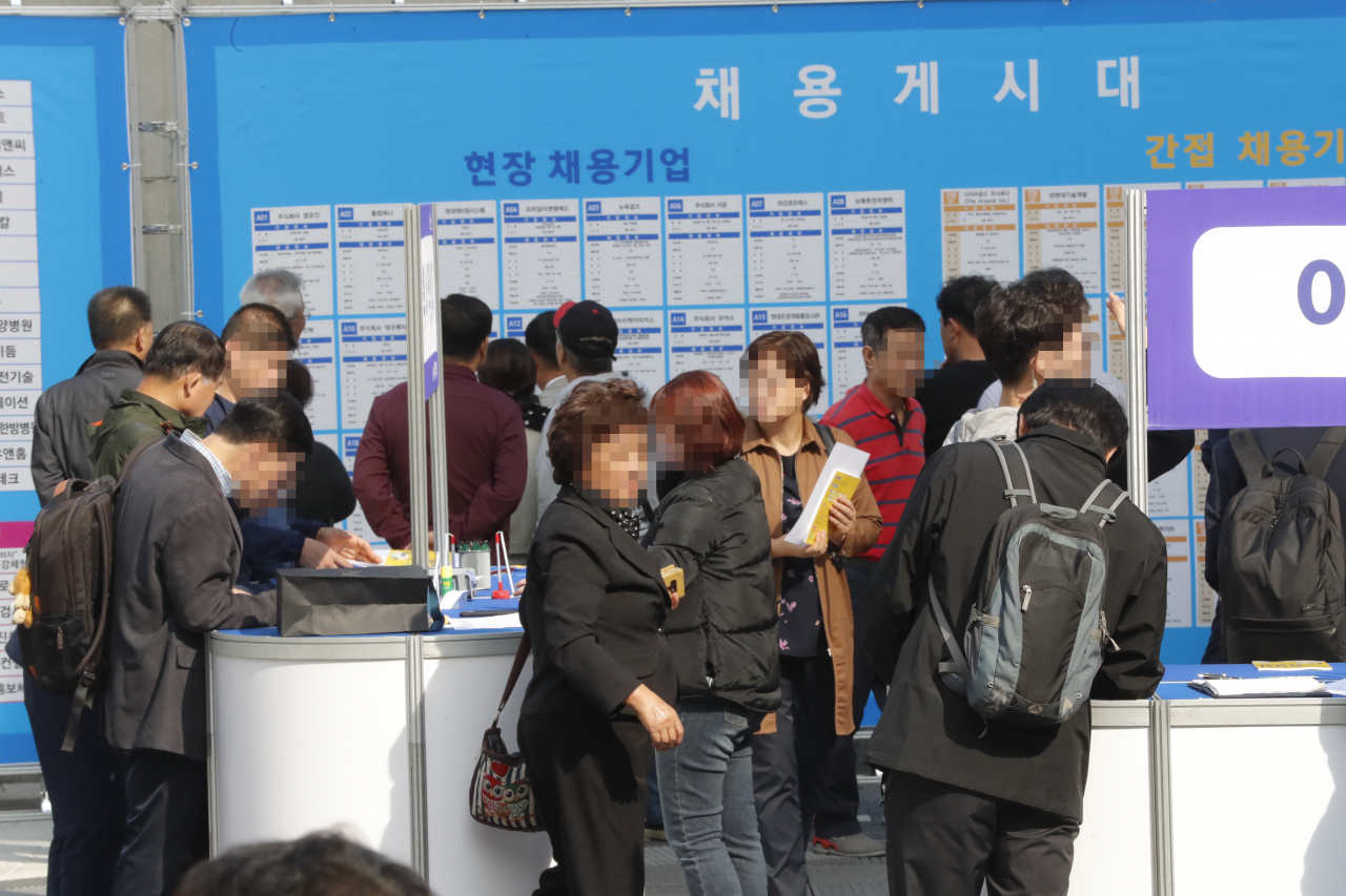 일자리 박람회에 참석한 중장년 구직자들의 모습. [송파구 제공]