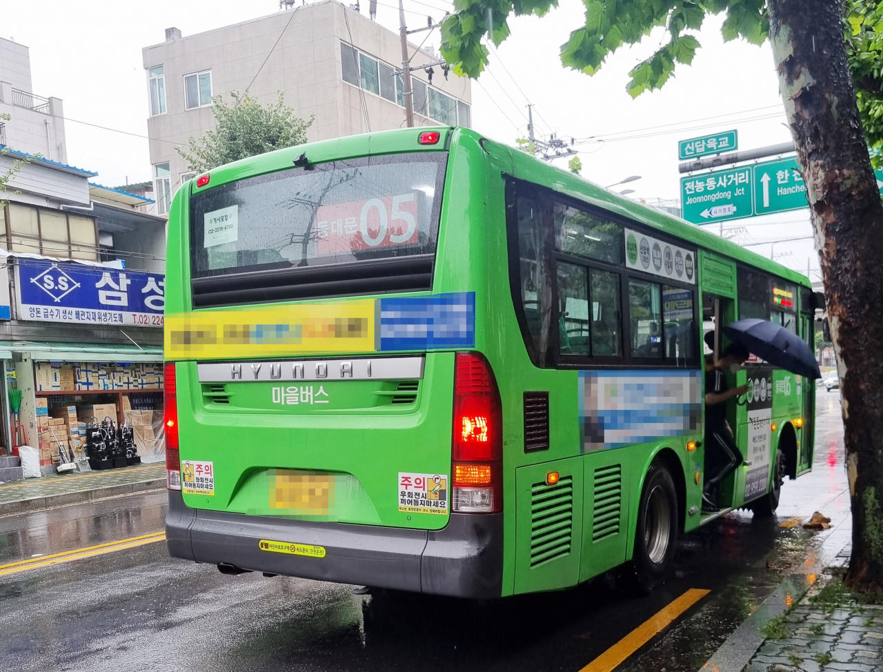 서울의 한 마을버스에서 승객이 하차하고 있다(사진은 기사 내용과 관계 없음).