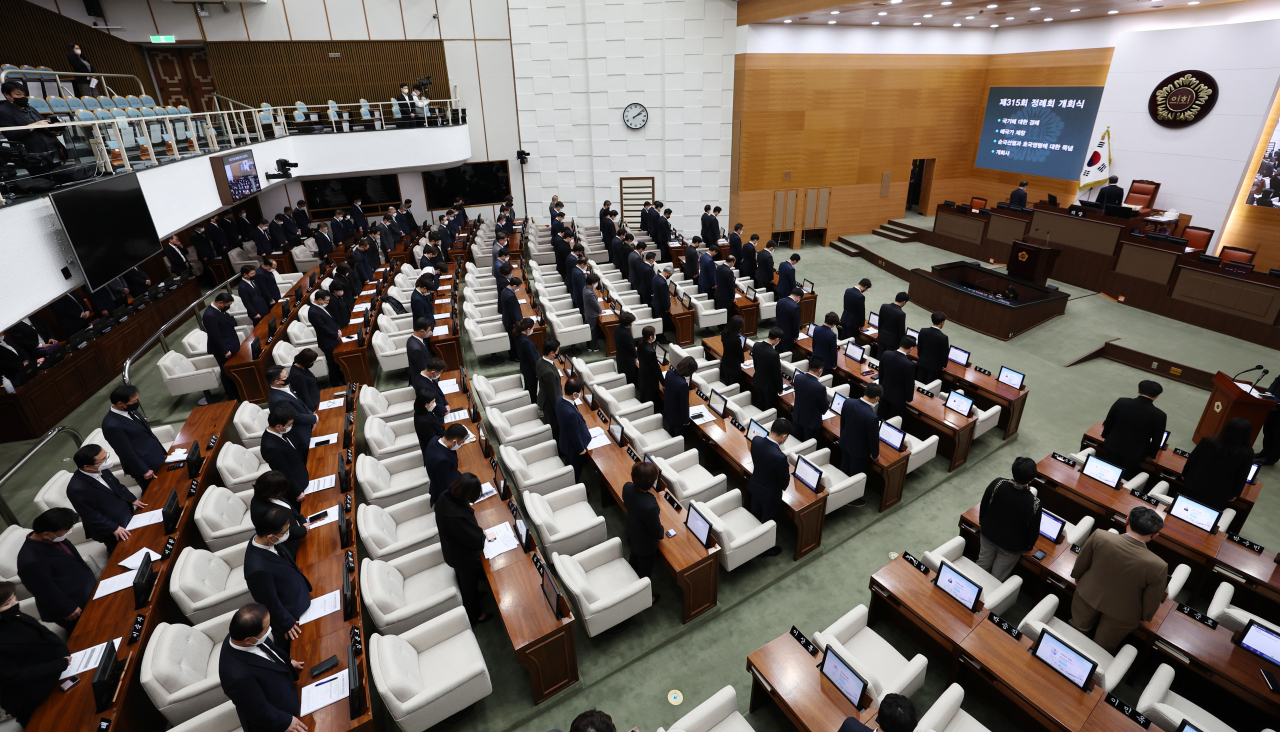 서울시의회에서 ‘이태원 참사 대책 마련을 위한 특별위원회’ 구성을 두고 갈등을 빚고 있다. 사진은 1일 오후 중구 서울시의회에서 열린 제315회 정례회 1차 본회의에서 참석 의원들이 묵념을 하고 있는 모습. [연합]