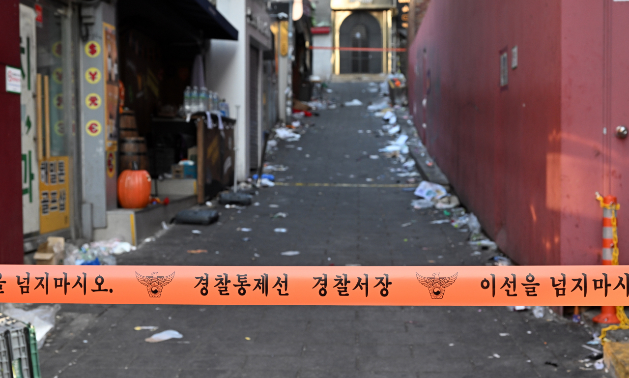 지난달 31일 서울 용산구 이태원 압사사고 현장에서 경찰 관계자들이 현장을 통제하고 있는 가운데 사건 현장이 보이고 있다. 임세준 기자