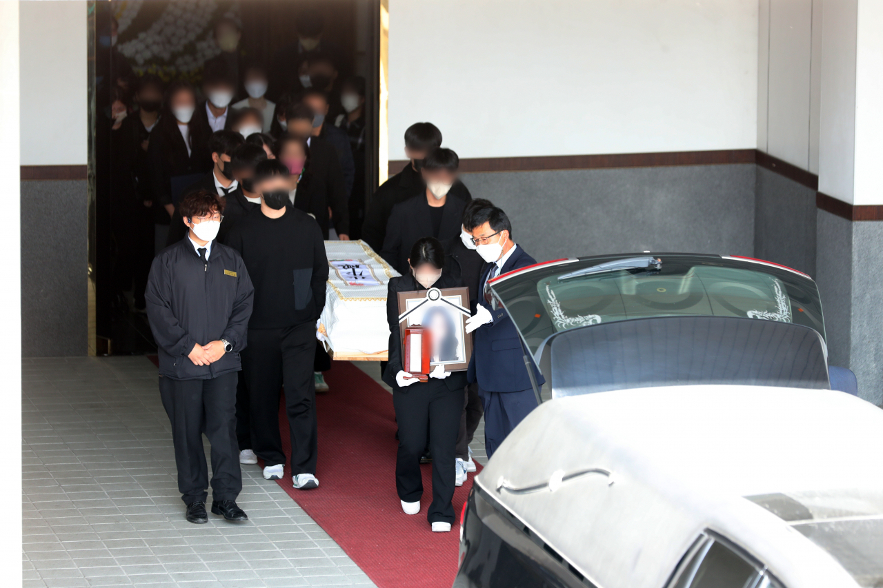 지난 1일 낮 광주 광산구 한 장례식장에서 '이태원 참사' 희생자 가운데 한 명인 20대 은행원의 발인식이 엄수되고 있다. [연합]
