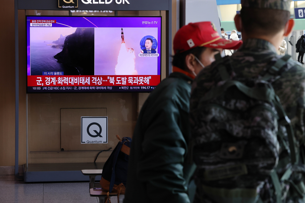 This photo, taken on Wednesday, shows TV news footage on North Korea's firing of ballistic missiles toward the East Sea. (Yonhap)
