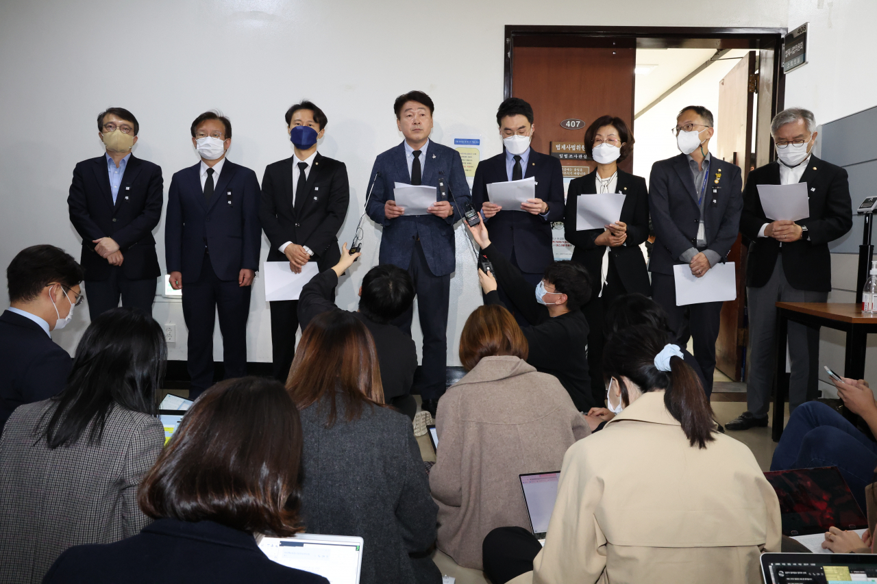 더불어민주당 법사위원들이 2일 오전 국회에서 열린 법제사법위원회 전체회의에서 여당이 현안질의 비공개 진행조차 합의해주지 않는다며 항의 기자회견하고 있다. [연합]
