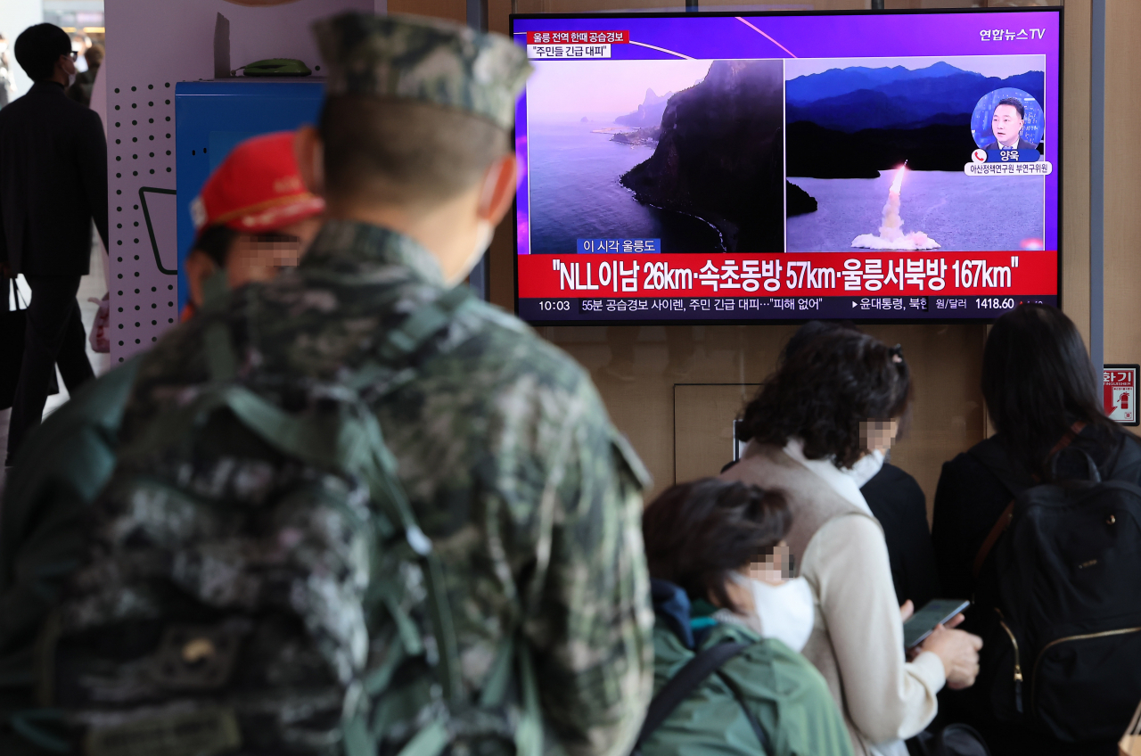 2일 오전 서울역에서 시민들이 북한 탄도미사일 발사 관련 뉴스를 보고 있다. [연합]