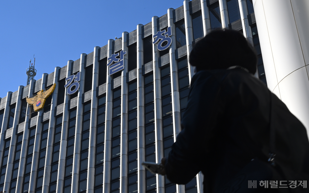 윤희근 경찰청장이 이태원 압사 참사와 관련해 경찰의 미흡한 대응을 인정하고 대국민 사과를 한 가운데 2일 서울 서대문구 미근동 경찰청에 적막감이 흐르고 있다. 임세준 기자 윤 청장은 1일 경찰청에서 입장 발표를 하며 대국민 사과를 한 뒤 이번 사건의 진상을 명확히 밝히고 책임을 규명하기 위해 모든 부분에 대해 예외 없이 강도 높은 감찰과 수사를 신속하고 엄밀하게 진행하겠다고 밝혔다. [헤럴드경제 DB]