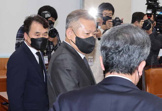 이상민(가운데) 행정안전부 장관이 1일 오후 국회에서 열린 행정안전위원회 전체회의에서 이태원 사고 현안 보고를 마친 뒤 윤희근 경찰청장, 남화영 소방청장 직무대리 겸 차장과 퇴장하고 있다. 이상섭 기자