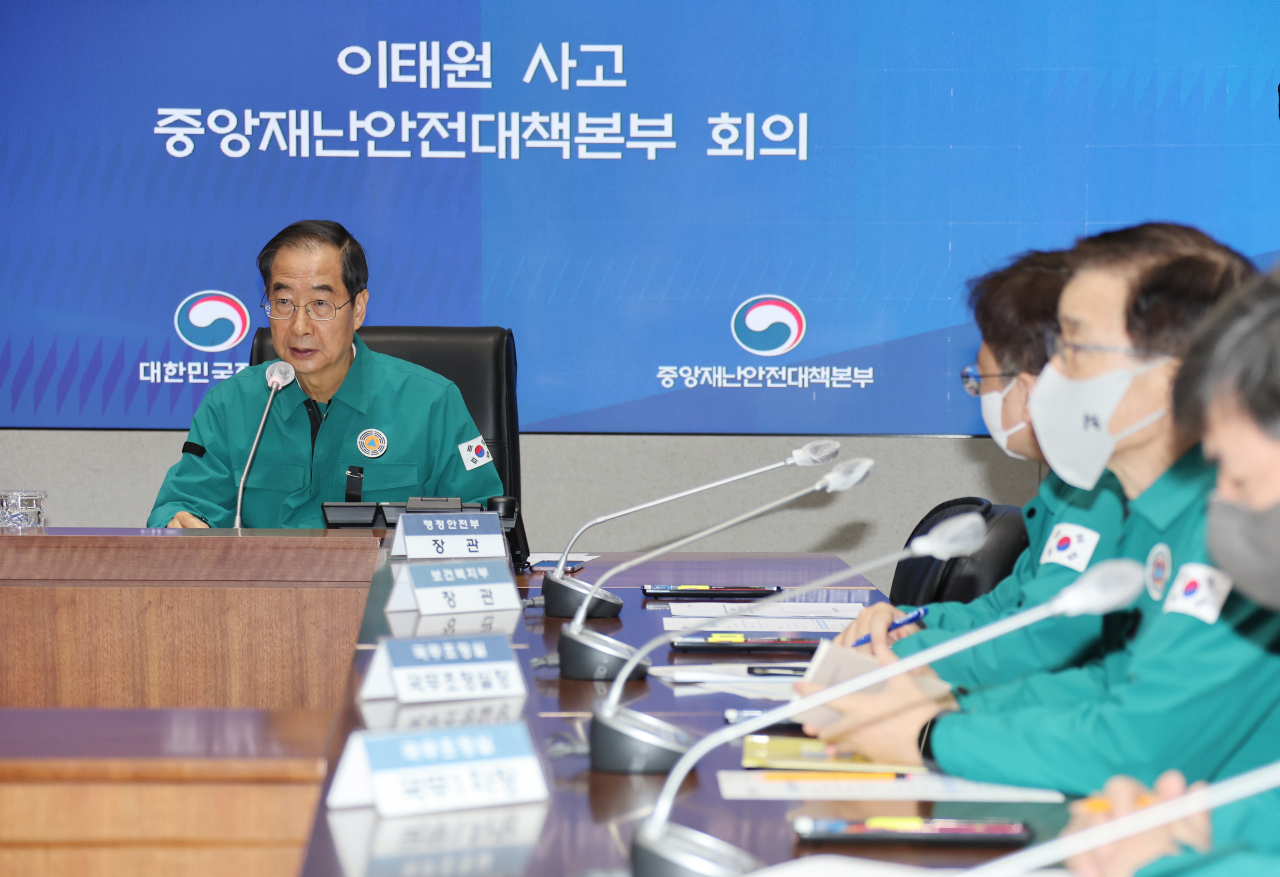 한덕수 국무총리가 2일 정부서울청사 중앙재난안전대책본부 상황실에서 이태원 사고 중대본 회의를 주재하고 있다. [연합]