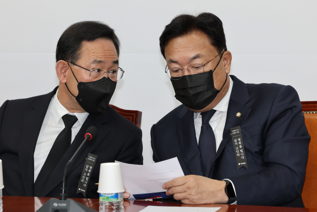 정진석 국민의힘 비상대책위원장과 주호영 원내대표가 2일 비대위에서 대화하고 있다. [연합]