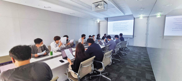 코인원 직원들이 2가지 사고대응 모의훈련을 실시하고 있다. [코인원 제공]