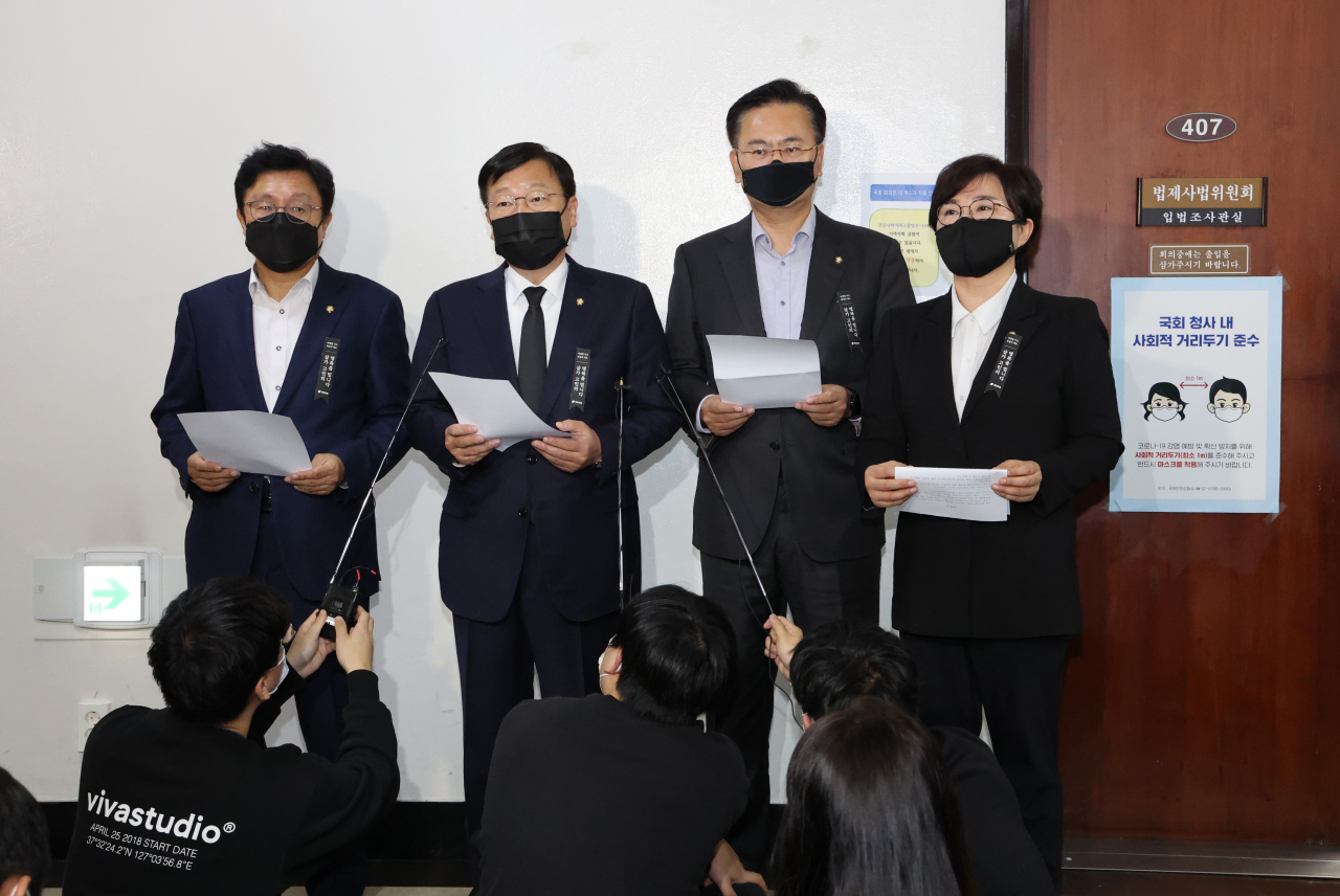 국민의힘 법사위원들이 2일 오전 여야 간 의사 일정 합의 불발로 법제사법위원회 전체회의가 파행을 겪자 법사위 회의실 앞에서 기자회견을 하고 있다. [연합]