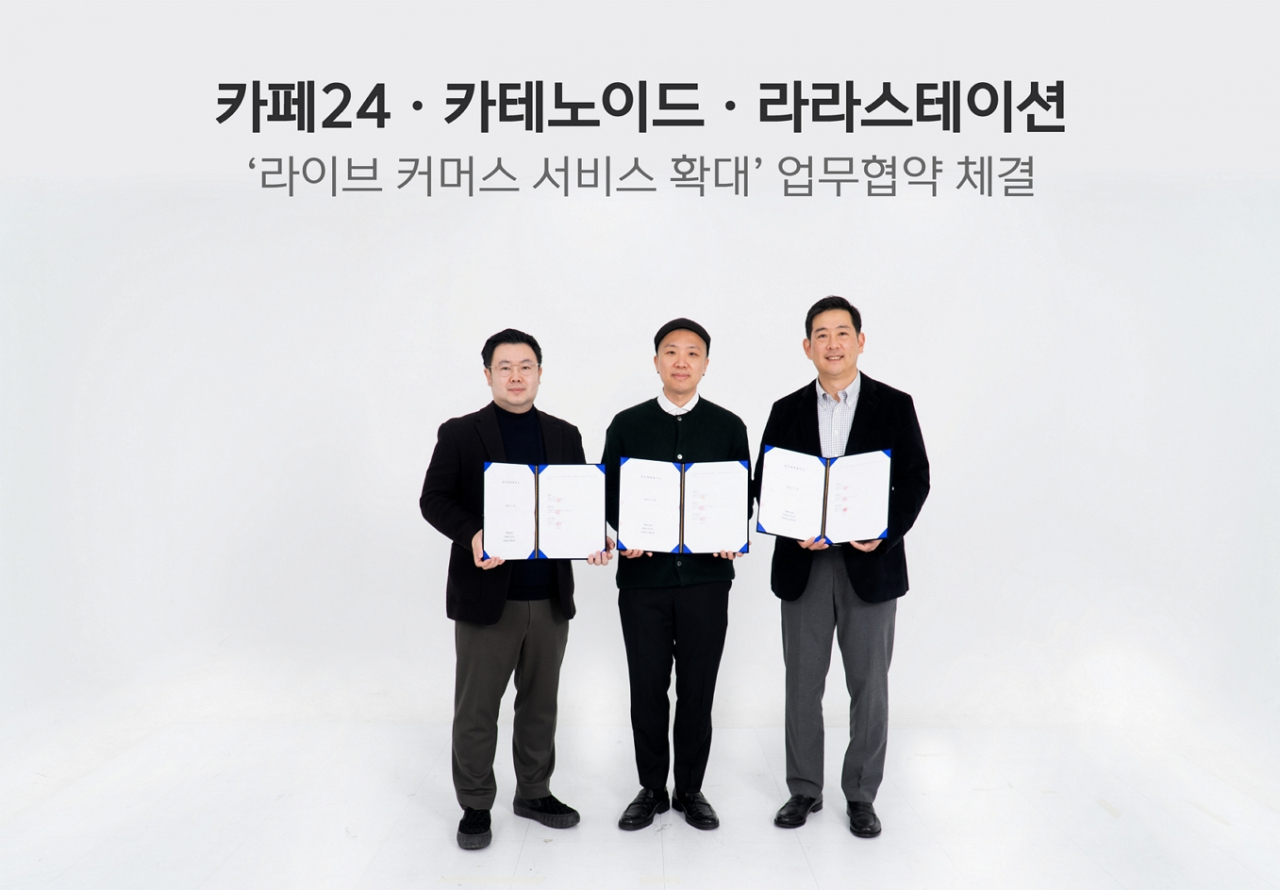 카테노이드는 카페 24, 라라스테이션과 손잡고 중소상공인(SME) 대상 라이브 커머스 서비스 강화를 위한 업무협약을 체결했다고 2일 밝혔다. 이철호(왼쪽부터) 라라스테이션 대표, 곽형석 카페24 총괄이사, 이형구 카테노이드 전무가 업무 협약 체결 이후 기념 촬영을 하고 있다. [카테노이드 제공]