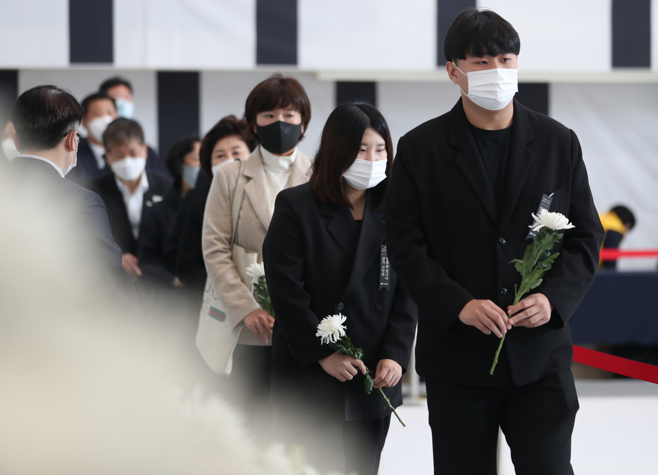 2일 이태원 참사로 숨진 이들을 추모하기 위해 대구 두류공원 내 안병근올림픽기념유도관에 마련된 합동분향소에서 희생자를 애도하는 시민들의 발길이 이어지고 있다. [연합]