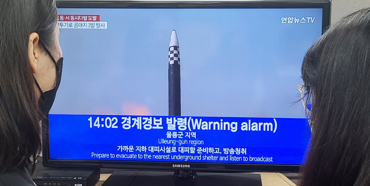 지난달 2일 서울 종로구 연합뉴스 사무실에서 직원들이 울릉도 경계경보 관련 속보를 시청하고 있다. 합동참모본부는 2일 북한의 동해상 북방한계선(NLL) 이남으로의 탄도미사일 발사에 대응해 울릉도 지역에 발령된 공습경보가 오후 2시를 기해 해제됐다고 밝혔다. [연합]