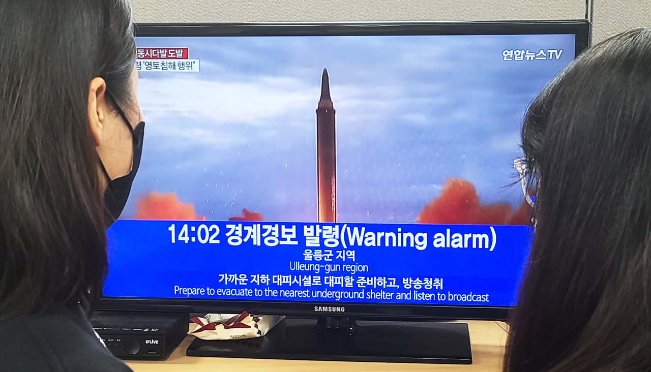People watch the news on the lifting of an air raid alarm as of 2 p.m. at an office in Seoul on Nov. 2, 2022. The alarm was issued on South Korea's eastern Ulleung Island at 8:55 a.m., right after North Korea fired about 10 missiles, including three short-range ballistic missiles (SRBMs) launched into the East Sea. One of the SRBMs fell into high seas 26 kilometers south of the inter-Korean maritime border, the Northern Limit Line (NLL), marking the first missile launched by the North that flew past the NLL since the end of the 1950-53 Korean War. (Yonhap)