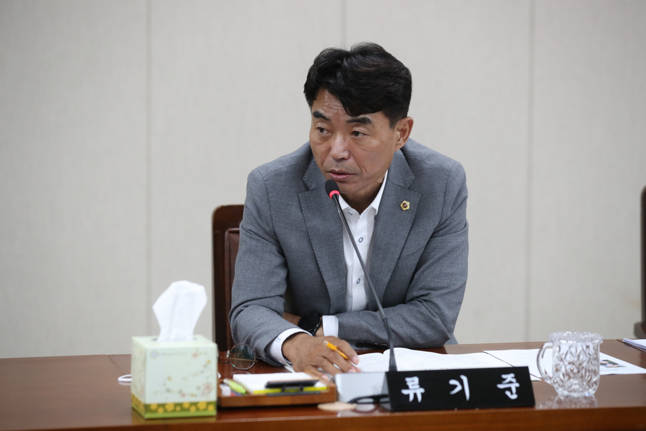 류기준의원이 도정질의를 하고 있다