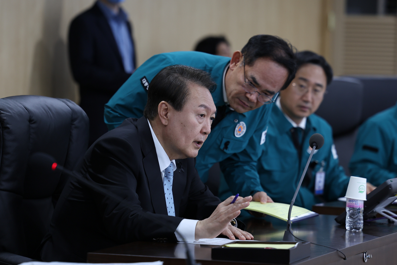 북한의 탄도미사일 발사와 관련 윤석열 대통령이 2일 서울 용산 대통령실 청사 국가위기관리센터에서 긴급 국가안전보장회의(NSC)를 주재하고 있다. [연합]