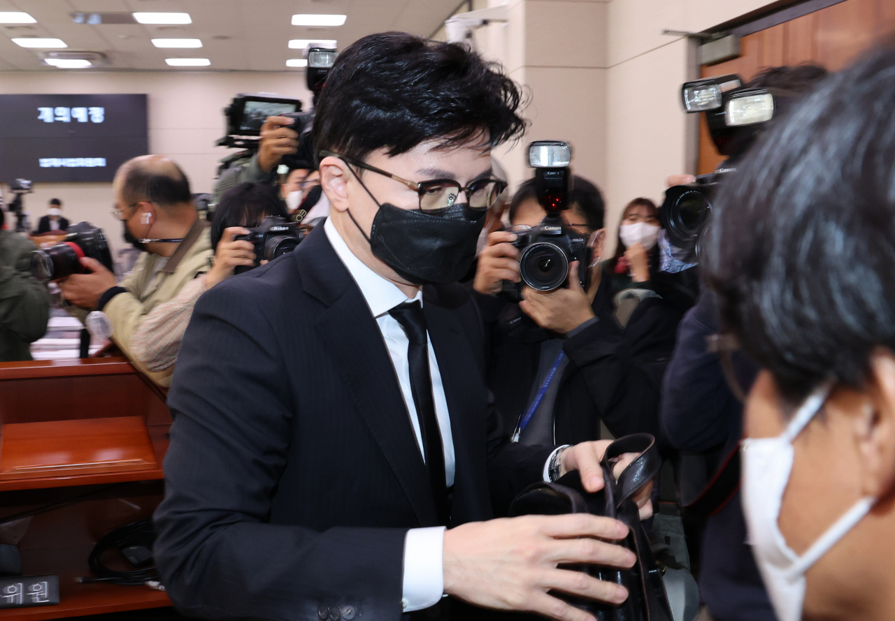 2일 오전 국회에서 열린 법제사법위원회 전체회의가 여야 간사간 의사 일정 합의가 되지 않아 파행되자 한동훈 법무부 장관이 퇴장하고 있다. 연합뉴스