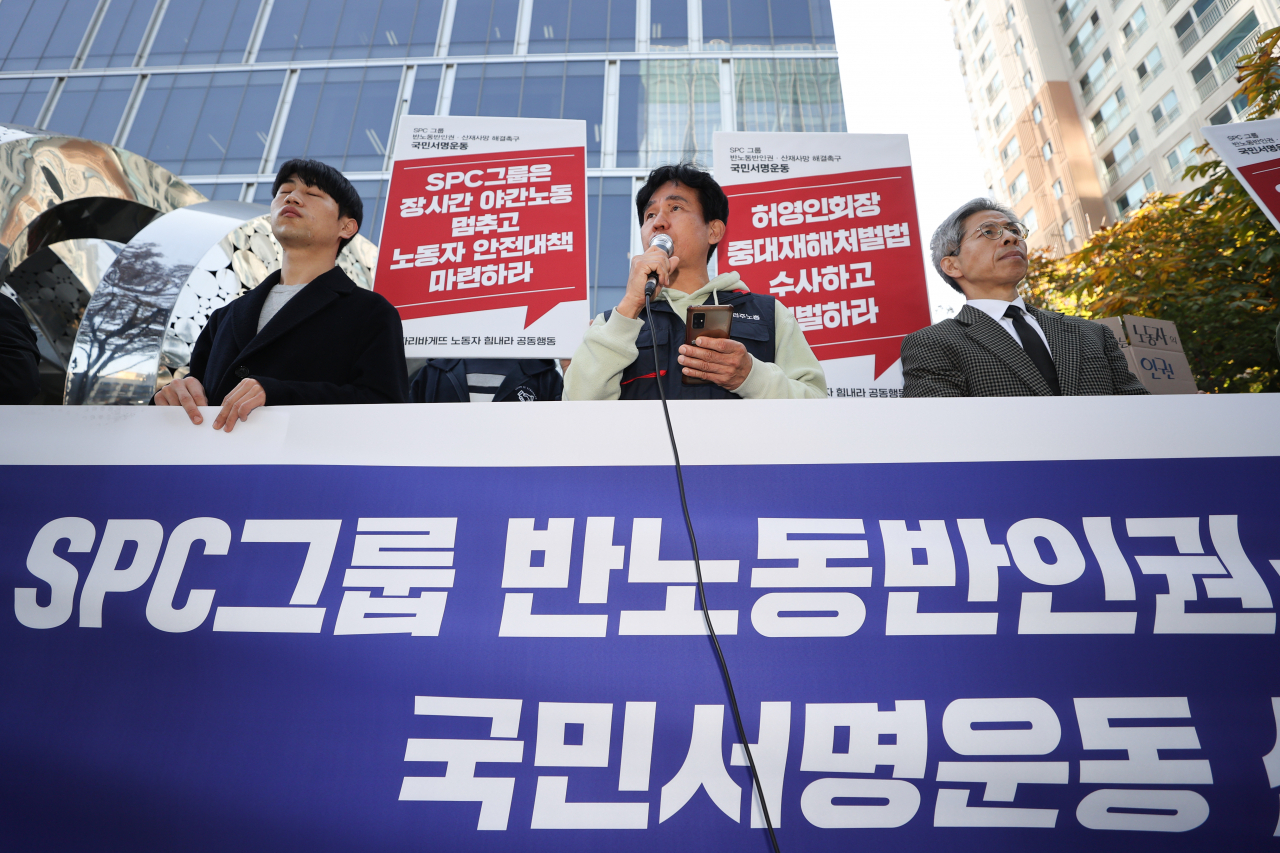 31일 오전 파리바게뜨 노동자 힘내라 공동행동 등 단체 회원들이 서울 서초구 SPC 본사 앞에서 산재사망 해결 촉구 서명운동 선포 기자회견을 열고 있다. 이들은 이날부터 유족과 SPL 공장노동자들에 대한 사과, 허영인 SPC 회장 중대재해처벌법 위반 여부 수사 및 처벌, 장시간 야간노동 중단과 안전대책 마련 등 요구를 담은 국민서명운동을 진행하고 이를 대통령실과 SPC 측에 전달할 계획이라 밝혔다. [연합]