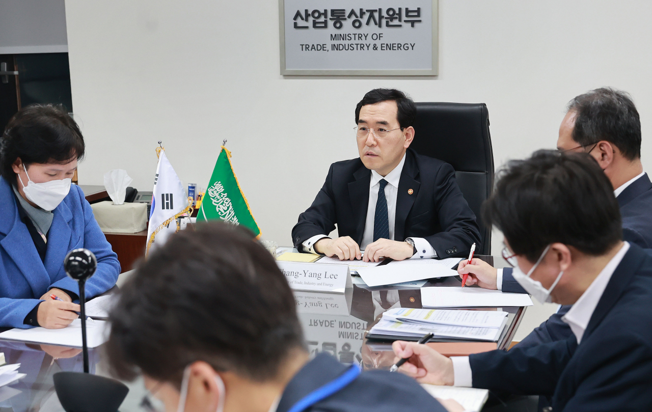 이창양 산업통상자원부 장관이 2일 정부서울청사 집무실에서 압둘아지즈 빈 살만 사우디 에너지부 장관과 화상 면담을 하고 있다. [산업통상자원부 제공]