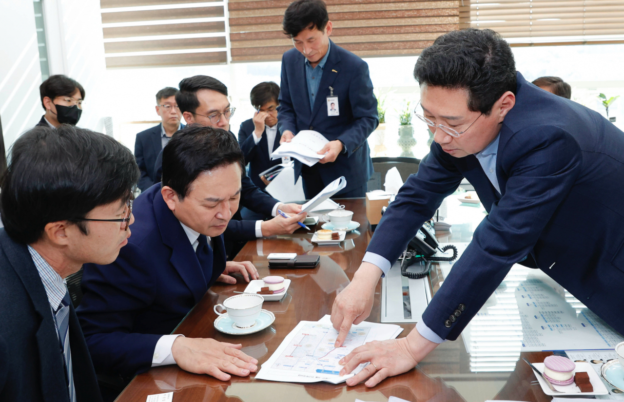 이상일 용인시장이 원희룡 장관에게 현안을 설명하고있다.[용인시 제공]