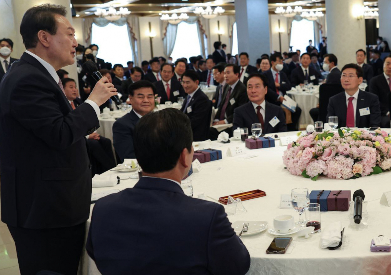 이상일 용인시장(사진 맨 오른쪽)이 윤석열 대통령과 헤드테이블에 앉아있다.[용인시 제공]