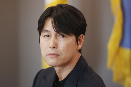 유엔난민기구(UNHCR) 친선대사인 배우 정우성이 지난달 19일 오후 서울 중구 유엔난민기구 한국대표부에서 열린 2022 유엔난민기구 '폴란드 미션' 기자간담회에서 취재진의 질문을 듣고 있다. [연합]