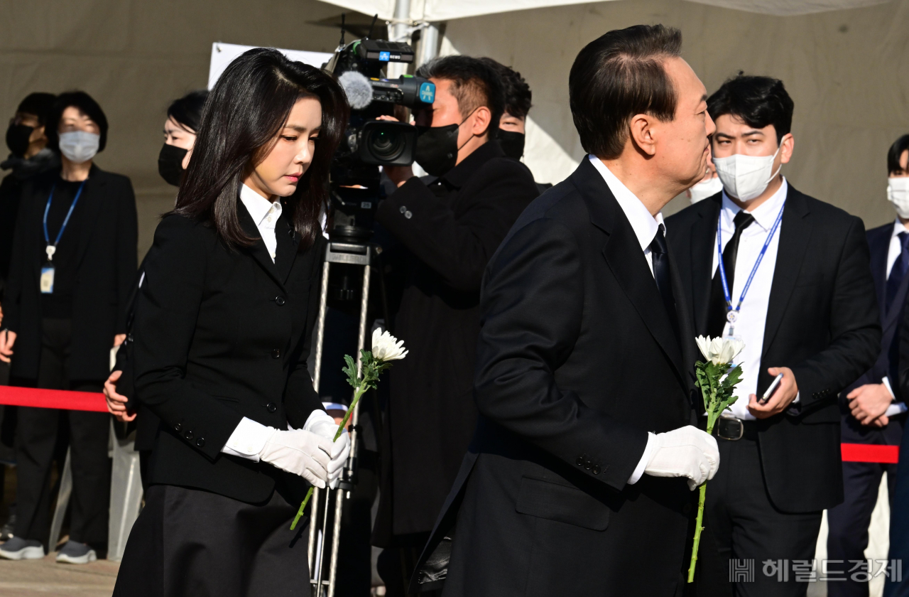 윤석열 대통령과 김건희 여사가 13일 오전 서울광장에 마련된 이태원 사고 사망자 합동 분향소를 찾아 조문하고 있다. 박해묵 기자