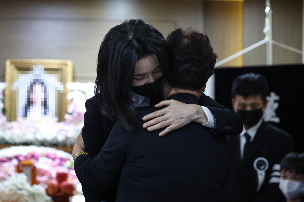 김건희 여사가 2일 오후 이태원 참사 고교생 희생자 빈소가 마련된 서울 노원구 한 장례식장을 방문, 유가족을 위로하고 있다. [연합]