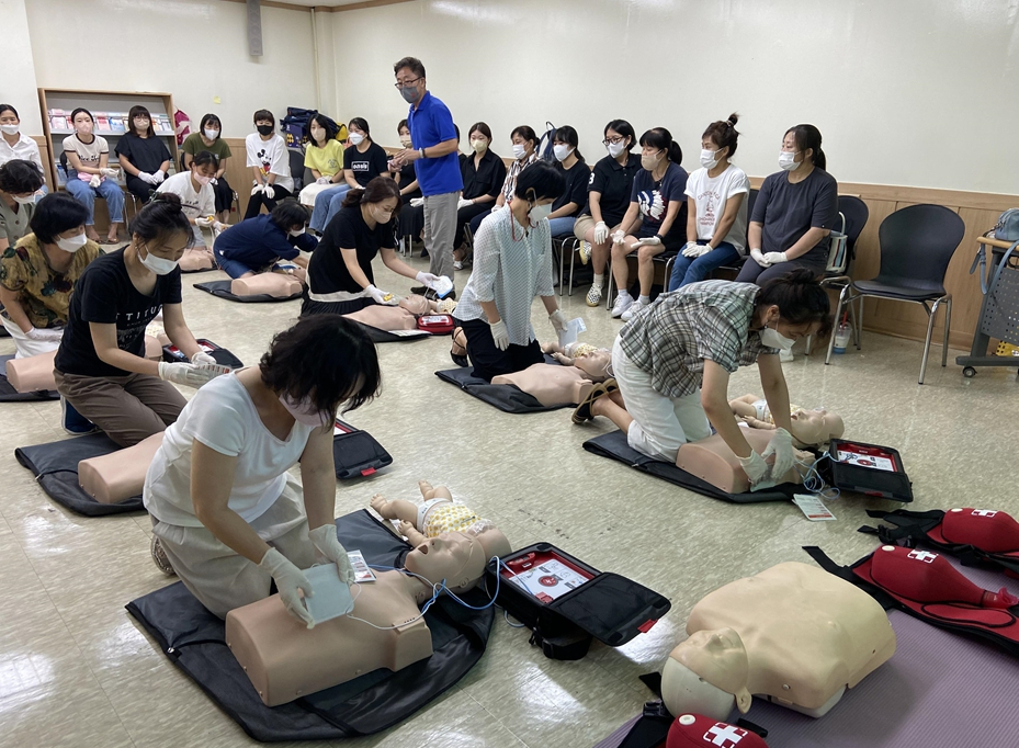 영등포구 자동심장충격기(AED) 관리책임자가 3일 심폐소생술 교육을 받고 있다. [영등포구 제공]