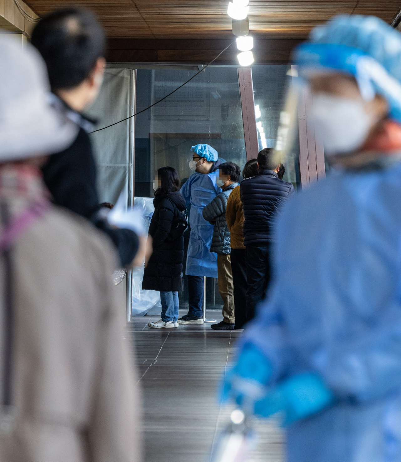 서울 송파구 송파구보건소 코로나19 선별진료소에서 시민들이 검사를 받기 위해 대기하고 있다. [연합]