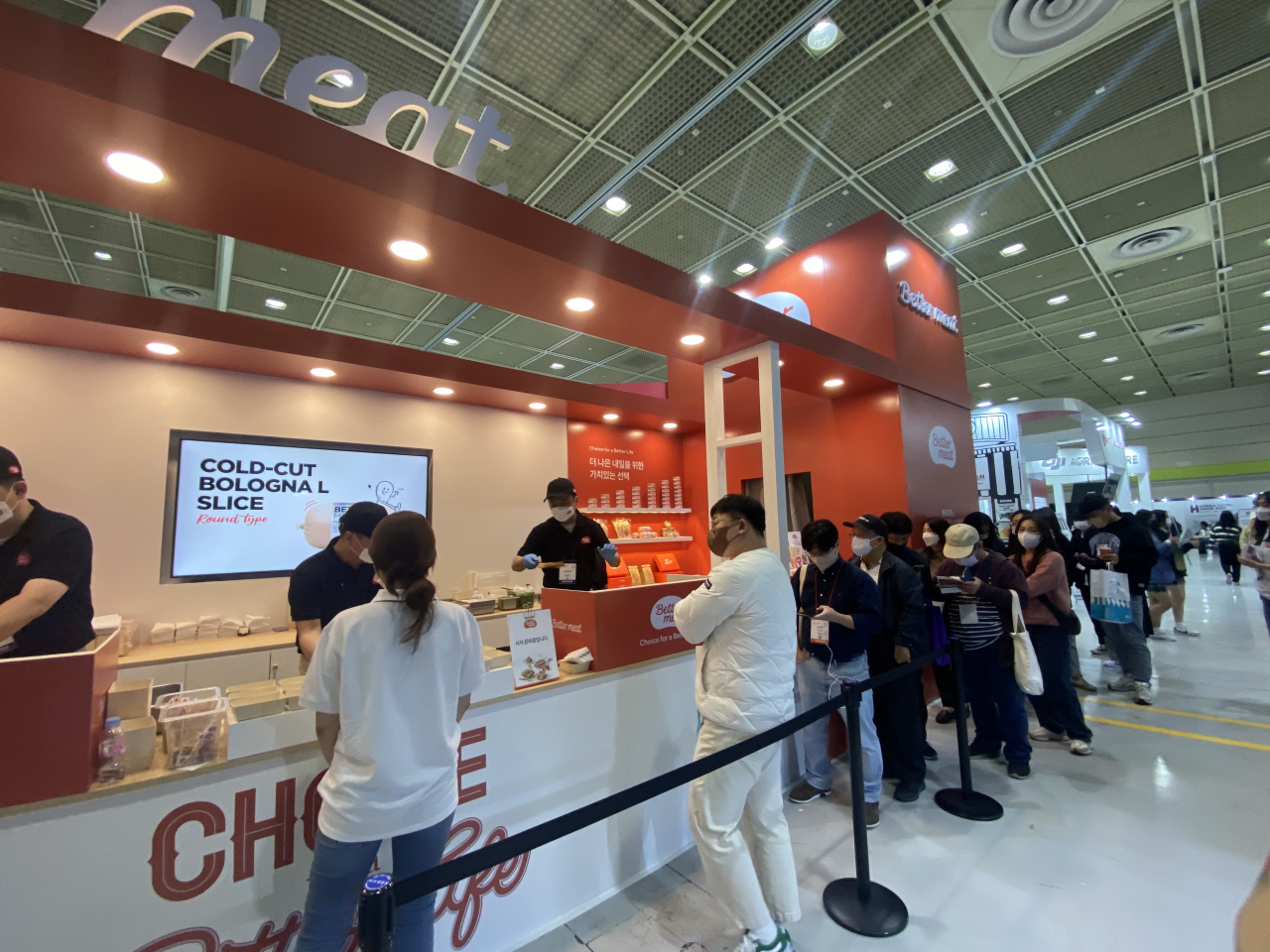 지난 2일부터 사흘간 서울 강남구 코엑스에서 열린 2022 서울국제식품산업전 푸드위크에서 방문객들이 신세계푸드 베러미트 부스 앞에서 시식을 하기 위해 줄을 서 있다. [신주희 기자]