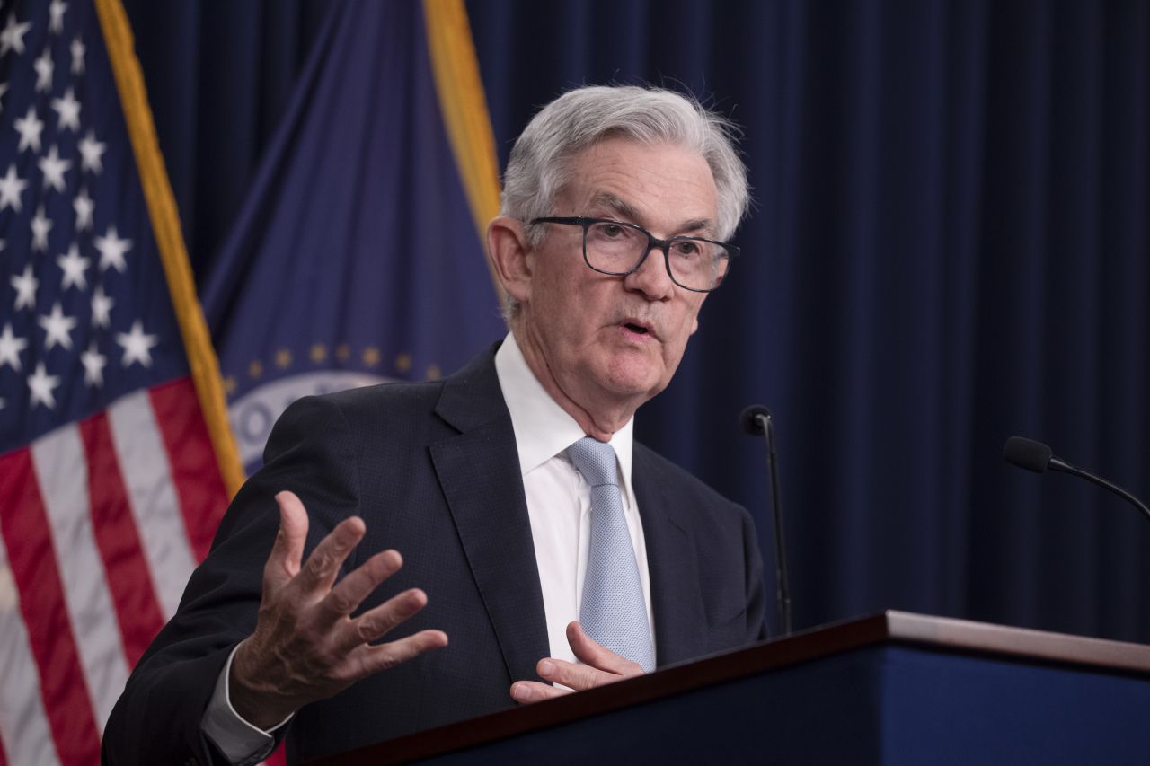제롬 파월 미 연방준비제도(연준) 의장이 2일(현지시간) 연방공개시장위원회(FOMC) 정례회의 후 기자회견에서 발언을 하고 있다. 이 자리에서 파월 의장은 이르면 내달 금리 인상 속도를 늦출 수 있다고 밝히면서도 최종적으로 금리를 높은 수준까지 올릴 수 있음을 시사했다. 그는 “인플레이션이 내려가고 있다는 느낌이 없다”면서 “금리 인상 중단을 논의하는 것은 시기상조”라고 밝혔다. [EPA]