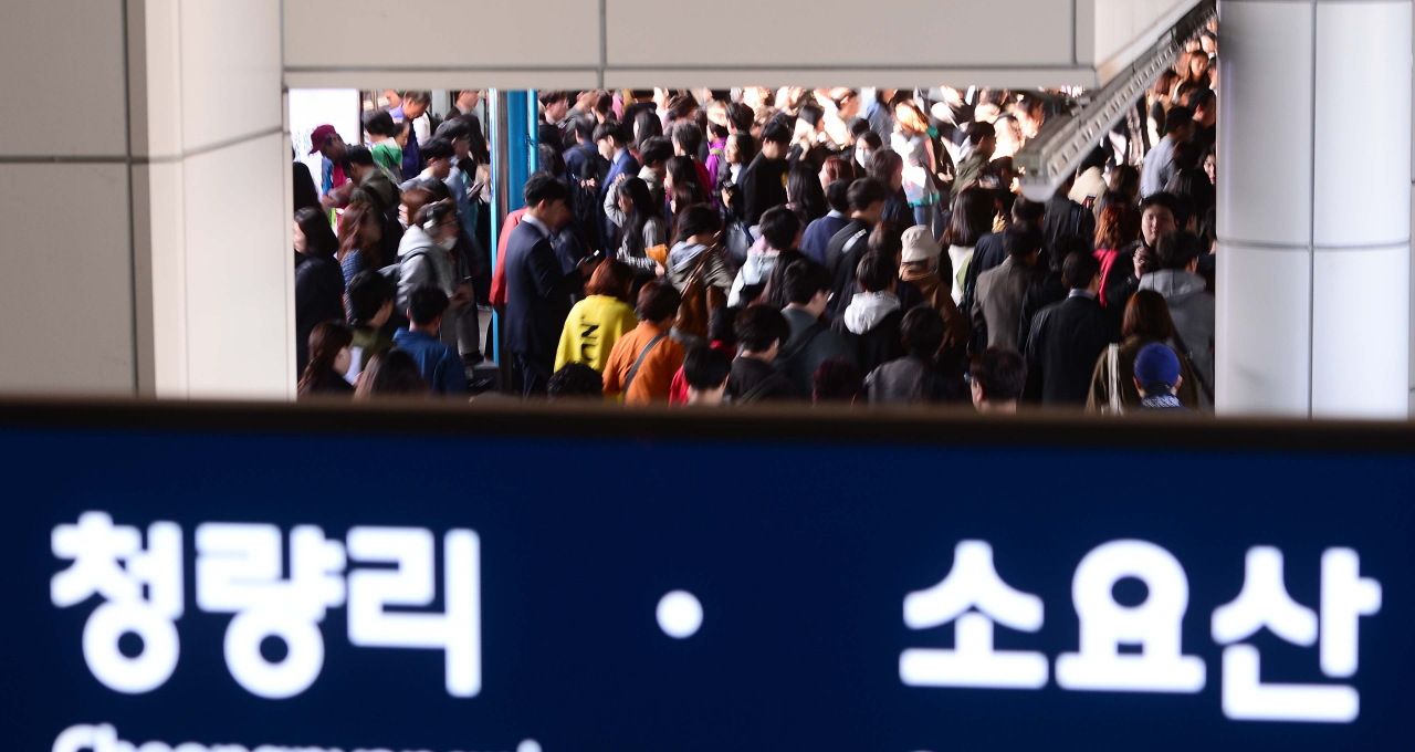 지하철 1호선과 2호선이 만나는 신도림역에 많은 시민이 환승을 위해 역사를 이동하고 있다. [헤럴드경제DB)