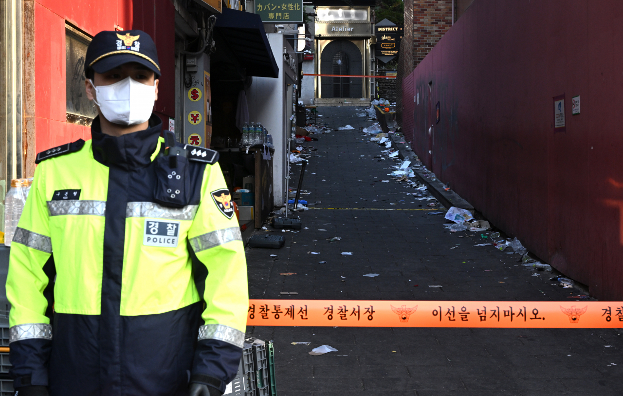 지난달 31일 서울 용산구 이태원 참사 현장에서 경찰 관계자들이 현장을 통제하고 있는 가운데 사건 현장이 보이고 있다. 임세준 기자