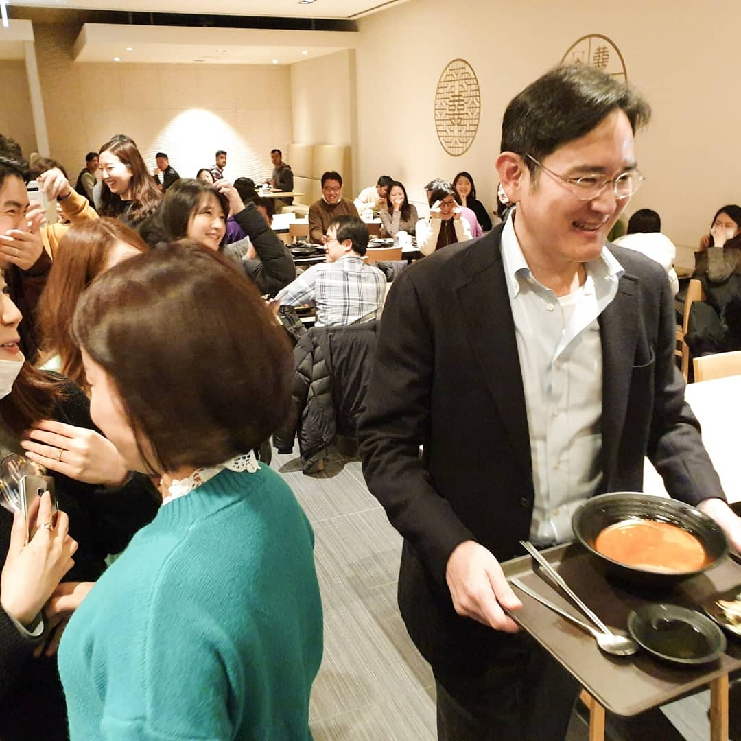 이재용 삼성전자 회장이 지난 2019년 1월 3일 삼성전자 수원사업장 구내식당에서 직원들과 함께 점심을 하고 있다.[삼성전자 제공]