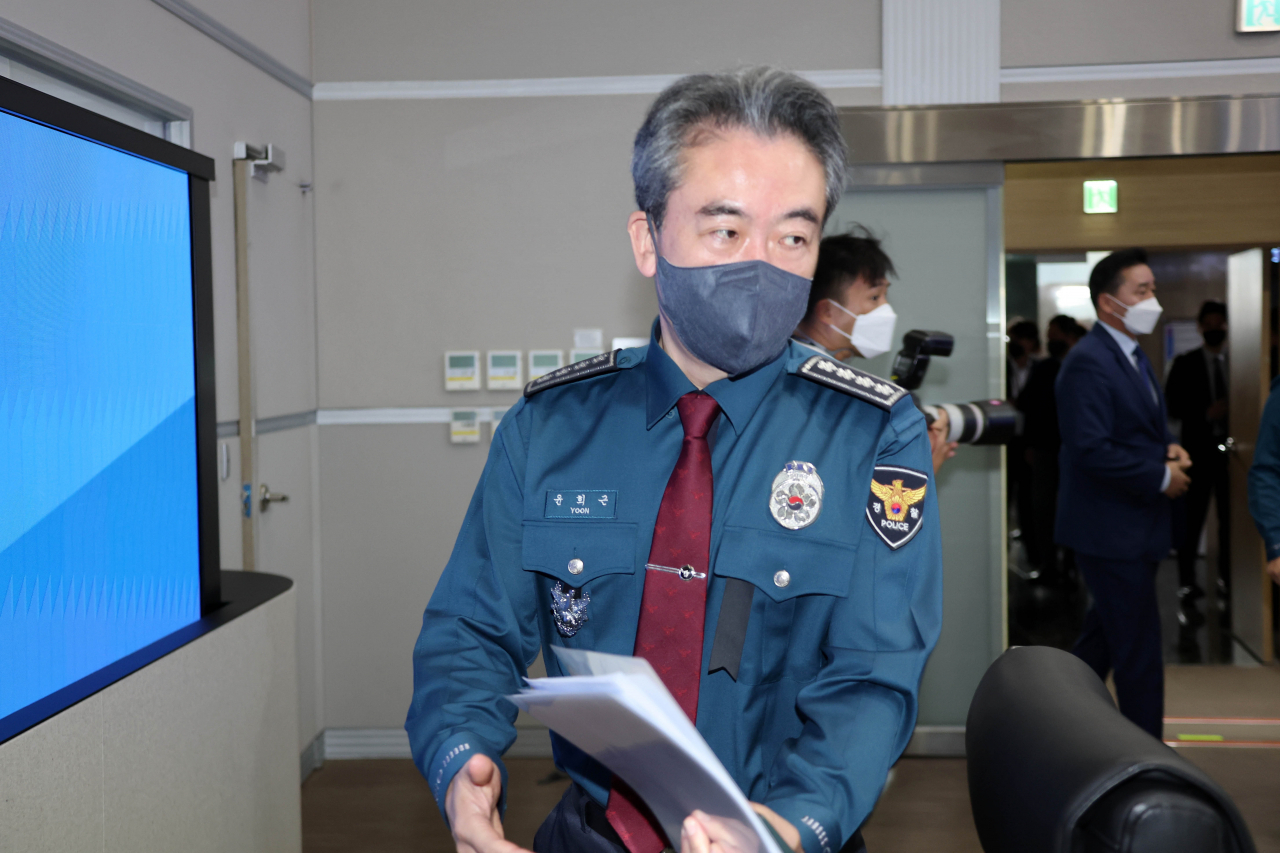 윤희근 경찰청장이 3일 정부서울청사 중앙재난안전대책본부 상황실에서 열린 이태원 사고 중대본 회의에 참석하고 있다. 연합뉴스