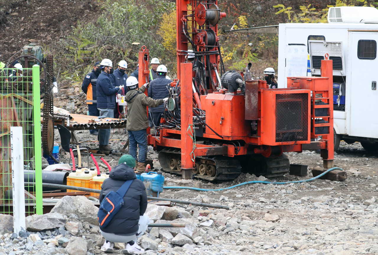Workers conduct search and rescue operations for the two miners trapped inside a zinc mine in Bonghwa-gun, North Gyeongsang Province, Thursday. (Yonhap)