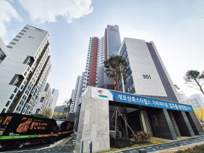 개포9단지 공무원임대아파트를 재건축한 ‘상록스타힐스’가 지난 1일 입주를 시작했지만 대규모 미달 사태를 빚고 있다. 이민경 기자