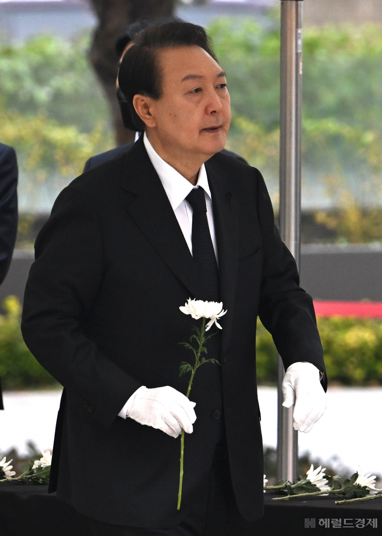 윤석열 대통령이 이태원 참사 엿새째인 3일 서울 중구 서울광장에 마련된 합동분향소를 방문해 조문을 하고 있다. 임세준 기자