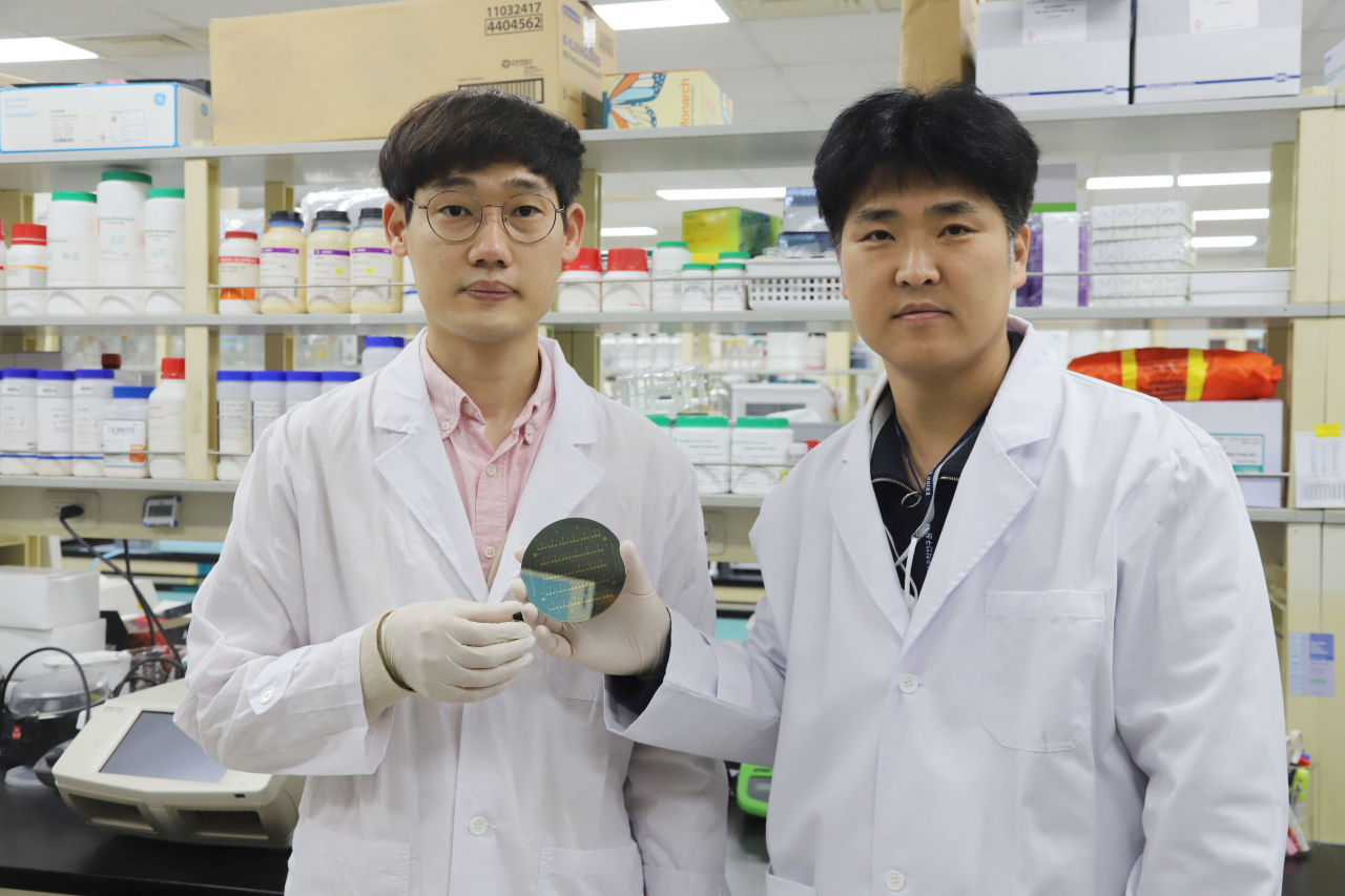 권오석(오른쪽) 박사가 개발한 바이오센서를 들어보이고 있다.[한국생명공학연구원 제공]