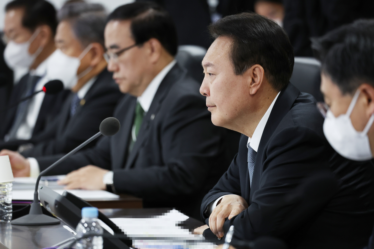 북한의 탄도미사일 발사 관련 윤석열 대통령이 3일 서울 용산 대통령실 청사 국가위기관리센터에서 열린 긴급 국가안전보장회의(NSC) 상임위원회에 참석, 상황보고를 받고 있다. [연합]