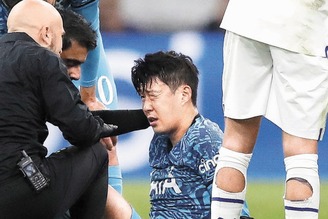 한국축구 국가대표팀 주장인 손흥민은 안면골절 수술이 확정돼 보름여 앞둔 2022 카타르 월드컵에 출전할 수 있을지 불투명해졌다.[연합]